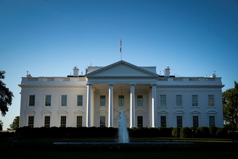 &copy; Reuters. منظر عام للبيت الأبيض في واشنطن يوم الثاني من أكتوبر تشرين الأول 2021. تصوير: آل دراجو - رويترز