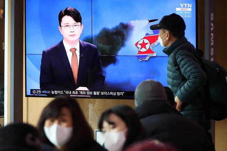 &copy; Reuters. Varias personas ven una emisión televisiva sobre el lanzamiento de un misil norcoreano, en Seúl, Corea del Sur. 5 marzo 2022. REUTERS/Kim Hong-Ji