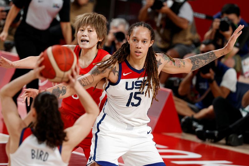 &copy; Reuters. 　米国バスケットボール協会は５日、米国の女子選手１名がロシアで大麻オイルが含まれる吸引カートリッジの所有容疑で拘束されたと報じられた件について、米国代表の一員として東京五