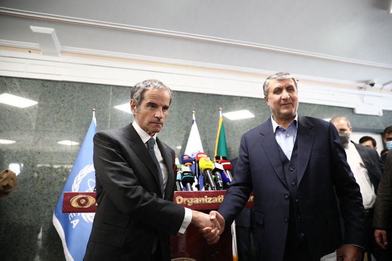 &copy; Reuters. イランと国際原子力機関（ＩＡＥＡ）は５日、イランの核開発疑惑に関する未解決問題について３カ月の行程表で合意したと発表した。写真はグロッシＩＡＥＡ事務局長とイランのエスラミ