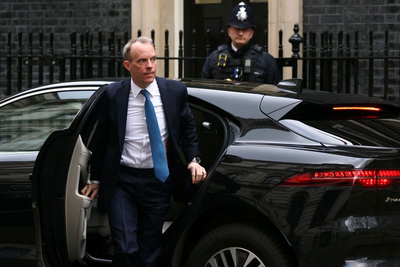 &copy; Reuters. نائب رئيس الوزراء البريطاني دومينيك راب لدى وصوله مقر الحكومة البريطانية في لندن يوم 21 فبراير شباط 2022. تصوير توم نيكلسون- رويترز.