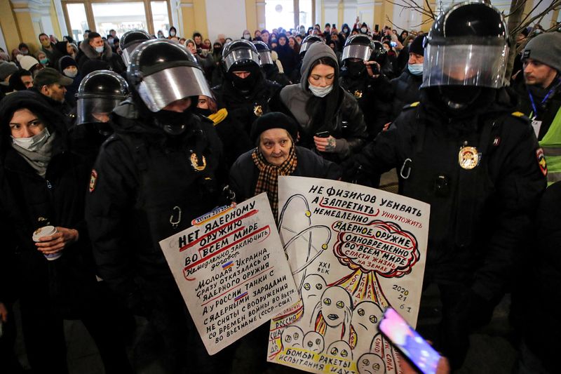 &copy; Reuters. أفراد من الشرطة الروسية أمام محتجين مناهضين للحرب وغزو روسيا لأوكرانيا في مدينة سان بطرسبرج الروسية في الثاني من مارس آذار 2022. صورة لرويترز.