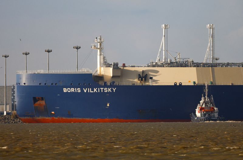 &copy; Reuters. Un navire transportant du gaz russe est arrivé samedi dans un port de Bretagne en France après que des dockers britanniques ont refusé de le décharger en signe de protestation contre l'invasion de l'Ukraine par la Russie. /Photo prise le 5 mars 2022/R