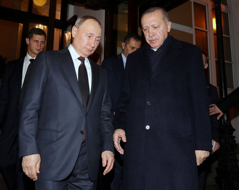 &copy; Reuters. الرئيسان الروسي فلاديمير بوتين والتركي رجب طيب أردوغان في موسكو في صورة من أرشيف رويترز.
