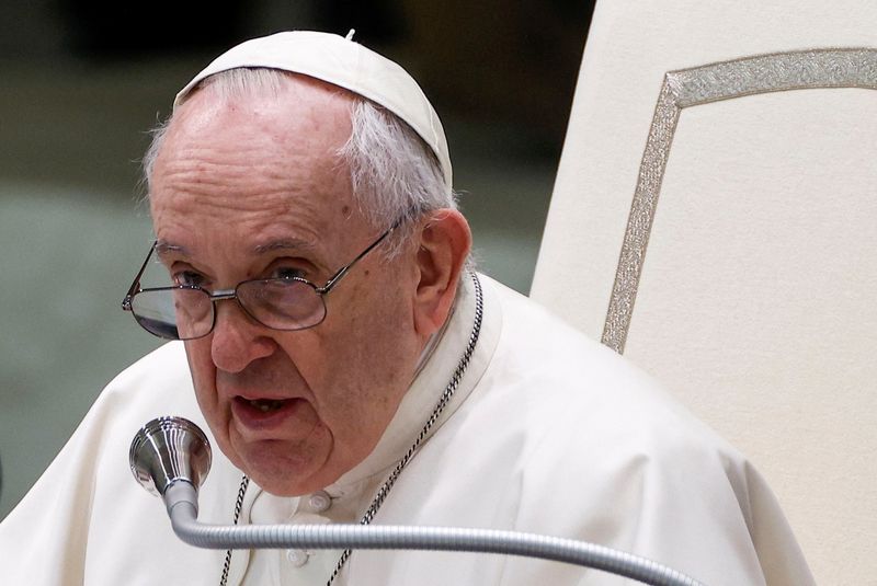 &copy; Reuters. البابا فرنسيس في الفاتيكان في الثاني من مارس آذار 2022.  تصوير: جولييلمو مانجيابان - رويترز.