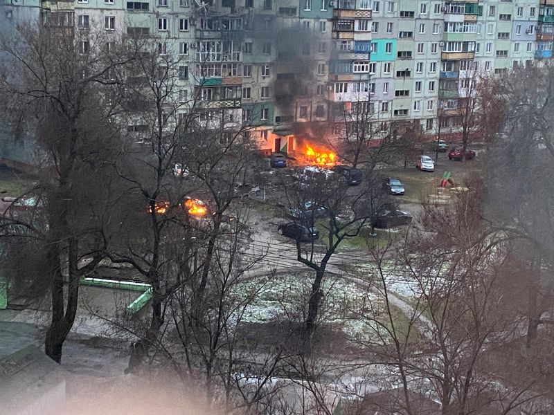 &copy; Reuters. ウクライナ南部のマリウポリで６日、人道回廊による住民避難が再び停止し、親ロシア派とウクライナの双方が互いを非難した。写真はロシアの軍事侵攻を受けて炎上するマリウポリ市内。
