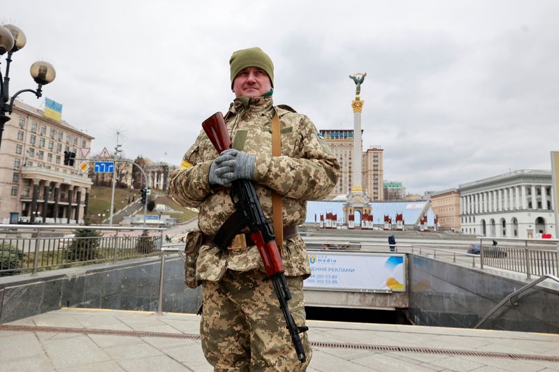 &copy; Reuters. جندي أوكراني يقف في حراسة عند نقطة تفتيش  في كييف يوم السبت. تصوير: سيرهي نوجنينكو - رويترز.