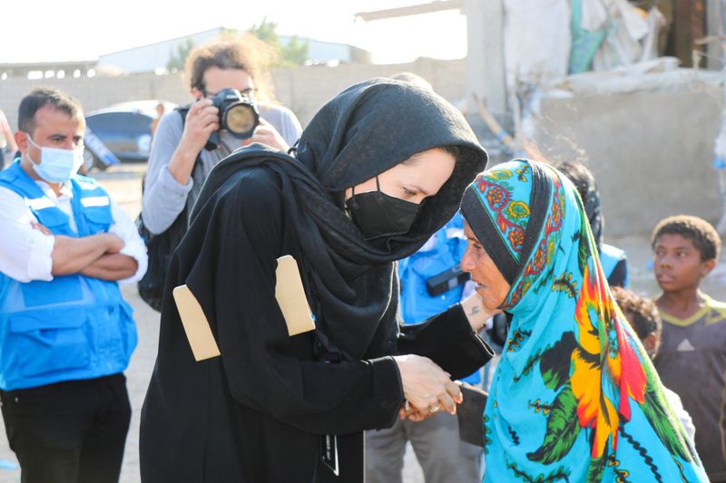 &copy; Reuters. أنجلينا جولي المبعوثة الخاصة لمفوضية المتحدة السامية لشؤون اللاجئين تصافح امرأة نزحت بسبب الحرب إلى محافظة لحج الجنوبية باليمن يوم الأحد. 