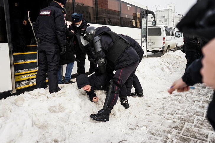 &copy; Reuters. La policía detiene a una persona en una protesta contra la guerra en Ekaterimburgo, Rusia. 6 marzo 2022. Entrega vía Reuters. ESTA IMAGEN FUE ENTREGADA POR UNA TERCERA PARTE. NO REVENTAS NI ARCHIVOS.