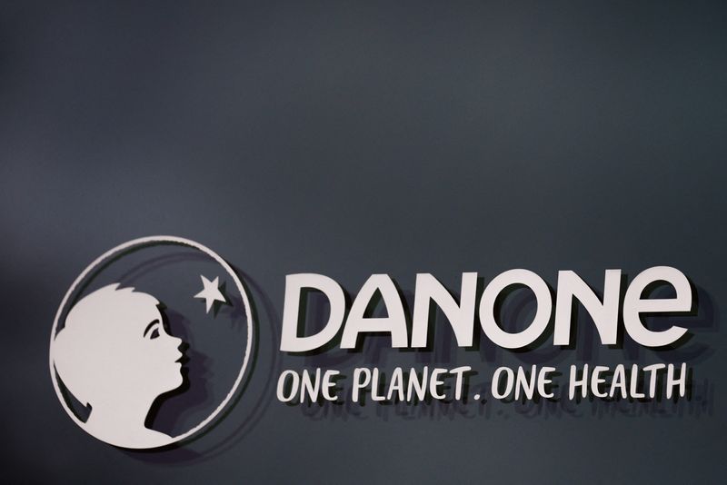 &copy; Reuters. Danone a annoncé dimanche la suspension de tous ses projets d'investissement en Russie. /Photo prise le 22 février 2022/REUTERS/Gonzalo Fuentes