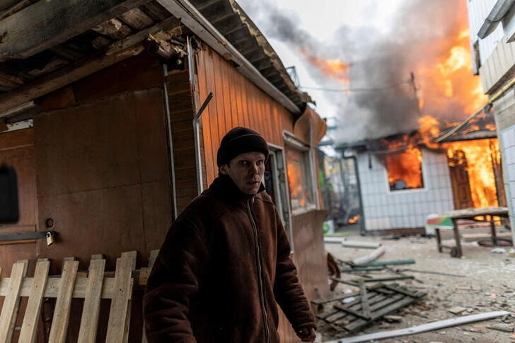 &copy; Reuters. Una persona escapa de una casa en llamas tras un bombardeo ruso contra la localidad de Irpín, cercana a la capital Kiev, Ucrania. 6 marzo 2022. REUTERS/Carlos Barría