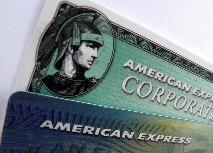 &copy; Reuters. Imagen de archivo de tarjetas de American Express en Encinitas, California, EEUU. 17 octubre 2011. REUTERS/Mike Blake
