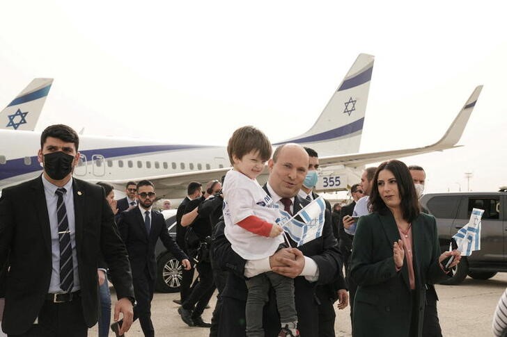 &copy; Reuters. El primer ministro israelí, Naftali Bennett, da la bienvenida a un grupo de huérfanos procedentes de la ciudad ucraniana de Yitomir en el Aeropuerto Ben Gurion Airport, Israel. 6 marzo 2022. Maya Alleruzzo/Pool vía Reuters