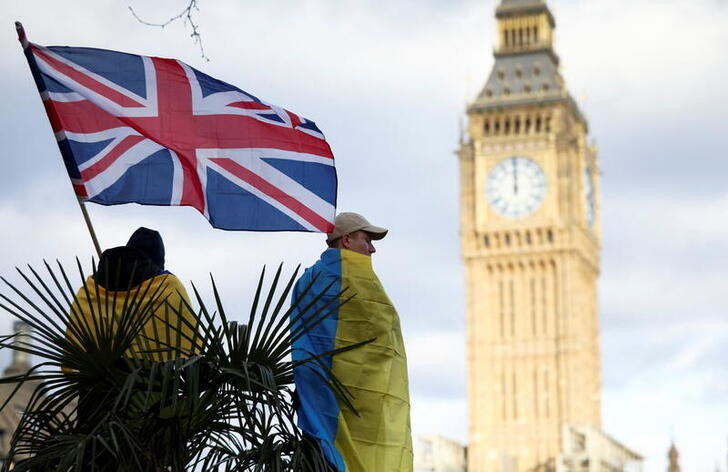 &copy; Reuters. Un manifestante muestra una bandera británica durante una protesta contra la invasión rusa de Ucrania, en la Plaza del Parlamento de Londres, Reino Unido. 6 marzo 2022. REUTERS/Henry Nicholls