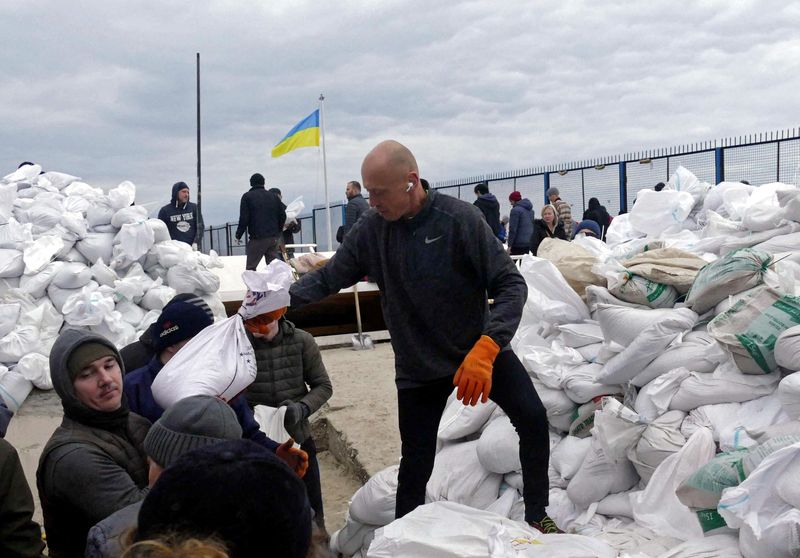 &copy; Reuters. متطوعون يضعون أكياس رمل لبناء حواجز خلال الصراع الأوكراني الروسي في مدينة أوديسا الأوكرانية في السادس من مارس آذار 2022. تصوير: إيجور تكاتشين
