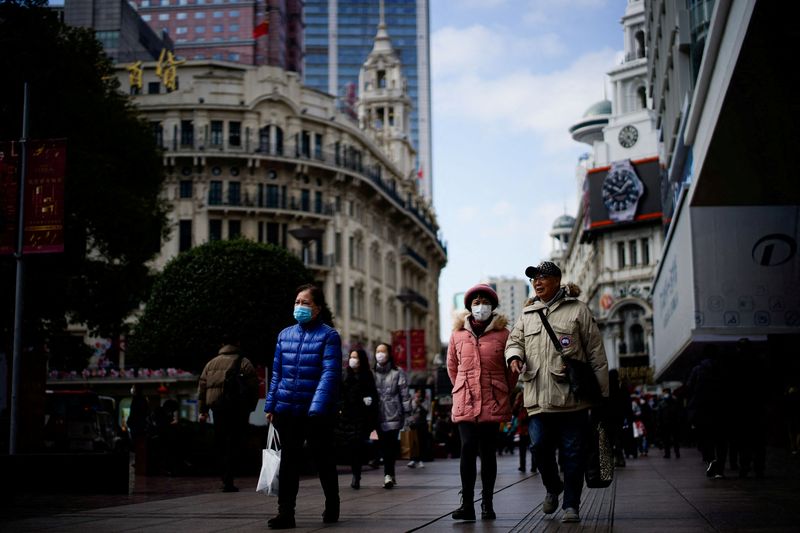 &copy; Reuters. People wearing protective masks visit a main shopping area in Shanghai, China January 21, 2022. REUTERS/Aly Song/Files