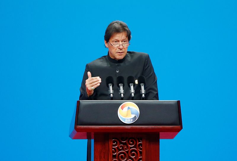 &copy; Reuters. رئيس الوزراء باكستان عمران خان يلقي كلمة في بكين بصورة من أرشيف رويترز.