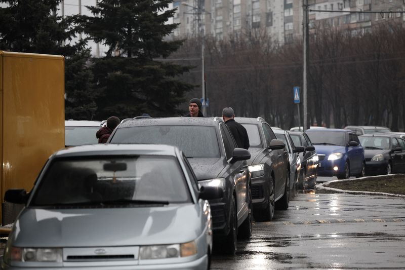 &copy; Reuters. Près de 200.000 personnes étaient encore prises au piège lundi dans la ville de Marioupol, assiégée par les forces russes, alors que les combats ont empêché les évacuations durant le week-end. /Photo prise le 24 février 2022/REUTERS/Carlos Barria