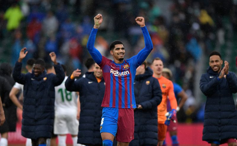 &copy; Reuters. Fútbol - LaLiga - Elche v Barcelona - Estadio Manuel Martínez Valero, Elche, España - 6 de marzo de 2022. Ronald Araújo del FC Barcelona después del partido. REUTERS/Pablo Morano