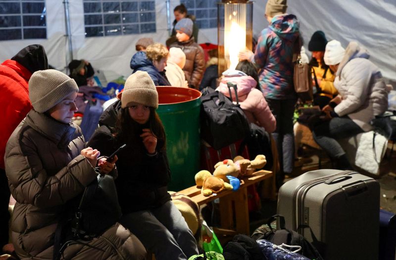 &copy; Reuters. Refugiados procedentes de Ucrania en el interior de una tienda de campaña tras cruzar la frontera con Polonia en el punto de control fronterizo de Medyka, Polonia, el 6 de marzo de 2022. REUTERS/Fabrizio Bensch