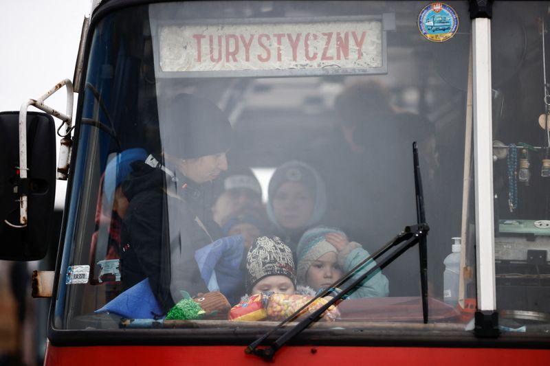 &copy; Reuters.   ３月７日、ロシア国防省報道官は、ウクライナ市民の退避を可能にするため、ウクライナの都市に６つの人道回廊を設置すると述べた。写真はポーランド・コルチョバに到着したウクライ