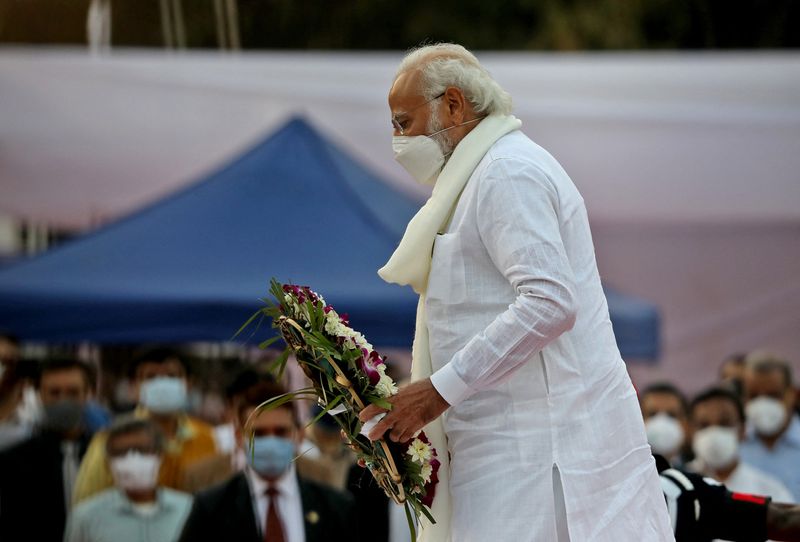 © Reuters. رئيس الوزراء الهندي ناريندرا مودي خلال مشاركته في جنازة في مومباي يوم 6 فبراير شباط 2022. تصوير:رويترز.