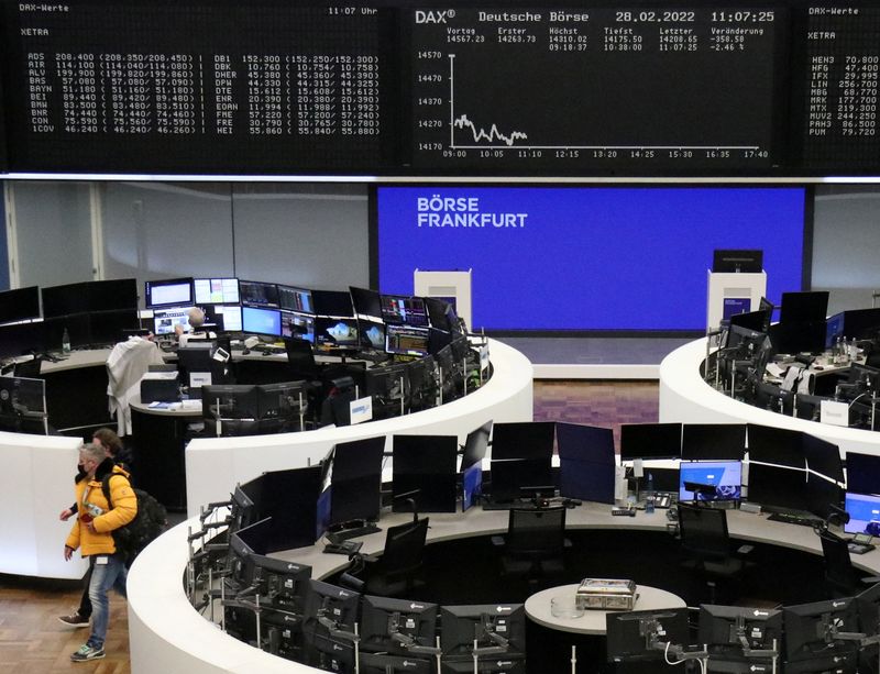 &copy; Reuters. Imagen de un gráfico del índice bursátil DAX en una pantalla en la bolsa de valores de Fráncfort, Alemania. 28 de febrero, 2022. REUTERS/Staff