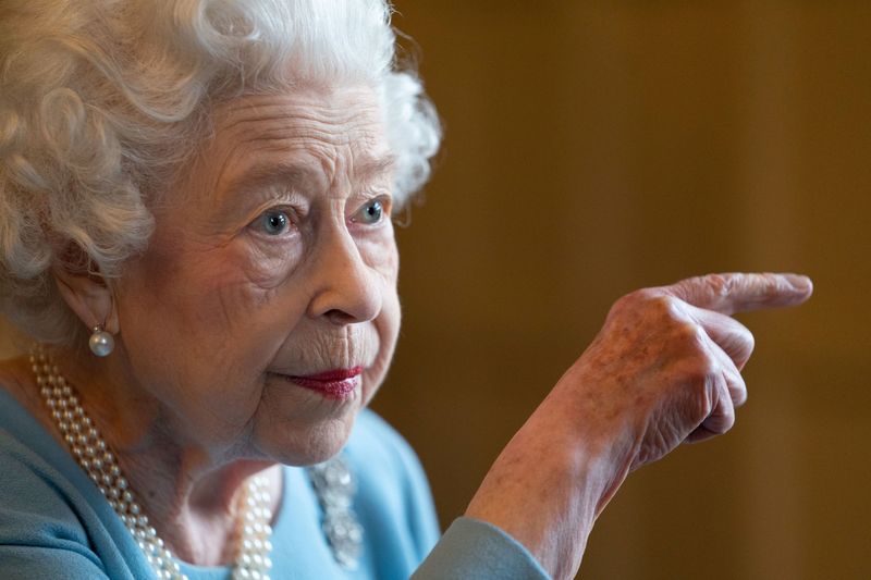 Queen encontra o primeiro-ministro canadense na primeira reunião pessoal desde que pegou o COVID