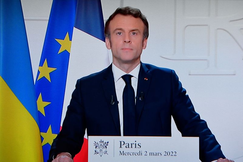 © Reuters. الرئيس الفرنسي إيمانويل ماكرون يتحدث في كلمة عبر التلفزيون في باريس يوم 2 مارس اذار 2022. تصوير:رويترز