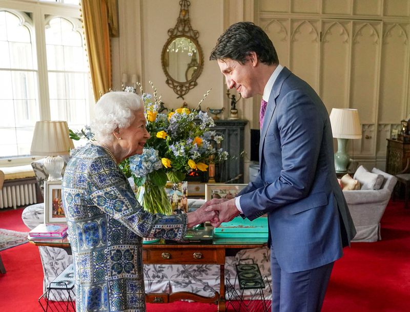 © Reuters. Britain's Queen Elizabeth receives Canadian Prime Minister Justin Trudeau at Windsor Castle, Britain March 7, 2022. Steve Parsons/Pool via REUTERS