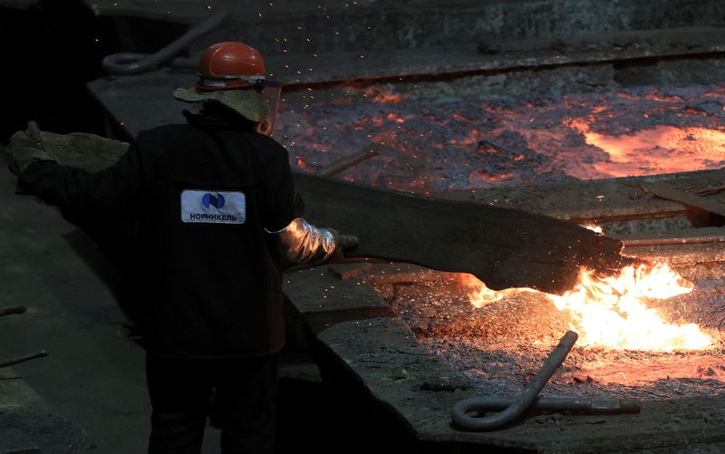 © Reuters. FILE PHOTO: An employee works at Nadezhda Metallurgical Plant of Nornickel company, the world's leading nickel and palladium producer, in the Arctic city of Norilsk, Russia August 23, 2021. REUTERS/Tatyana Makeyeva/File Photo