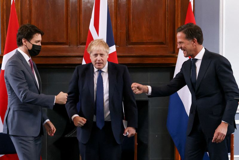 &copy; Reuters. El primer ministro británico, Boris Johnson, el primer ministro canadiense, Justin Trudeau, y el primer ministro neerlandés, Mark Rutte, se reúnen en Northolt, cerca de Londres, Reino Unido. 7 de marzo de 2022. REUTERS/Henry Nicholls/Pool