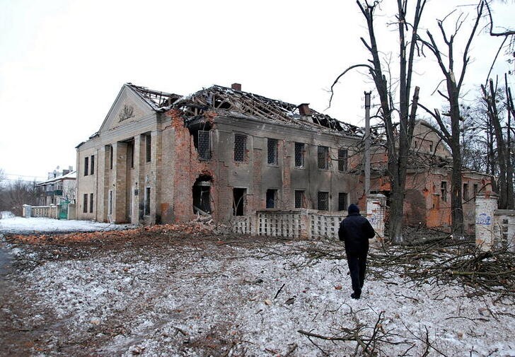 &copy; Reuters. Foto del domingo de un hombre caminando frente a un edificio dañado por un bombardeo ruso en Jarkov. 
Mar 6, 2022. REUTERS/Oleksandr Lapshyn  
