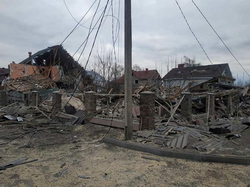 &copy; Reuters. Des bâtiments résidentiels endommagés par des bombardements dans la région de Zhytomyr, en Ukraine. Le Haut-Commissariat des droits de l'homme des Nations unies a déclaré lundi avoir pu confirmer la mort de 406 civils, dont 27 enfants, en Ukraine de