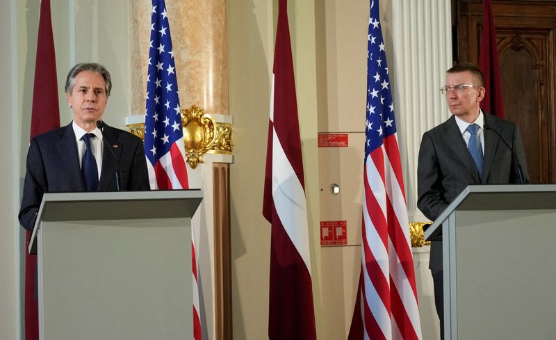 &copy; Reuters. وزير خارجية لاتفيا إدجارز رينكيفيكس (الى اليمين) ونظيره الأمريكي أنتوني بلينكن خلال مؤتمر صحفي في ريجا يوم الإثنين. تصوير: انتس كالينيس - روي