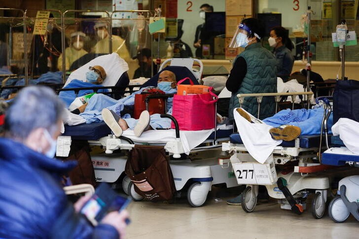 &copy; Reuters. Foto de archivo de pacientes con COVID en un hospital en Hong Kong, China 
Mar 3, 2022. REUTERS/Tyrone Siu