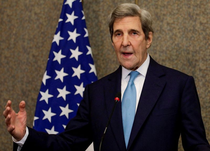 &copy; Reuters. FILE PHOTO: U.S. Special Presidential Envoy for Climate John Kerry gestures during a news conference with Egyptian Foreign Minister Sameh Shoukry, in Cairo, Egypt, February 21, 2022. REUTERS/Mohamed Abd El Ghany/File Photo