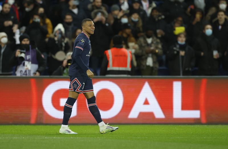 © Reuters. FOTO DE ARCHIVO: Paris St Germain v AS Saint-Etienne -Kylian Mbappe celebra su segundo gol REUTERS/Christian Hartmann