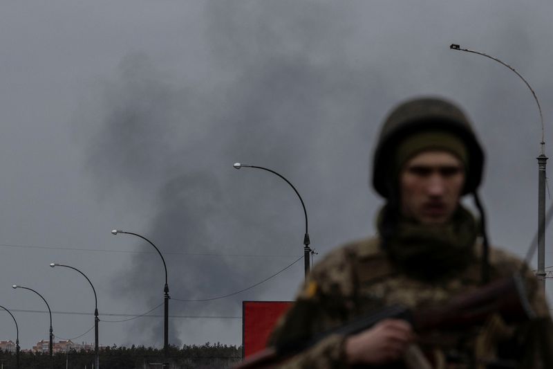 &copy; Reuters. ロシア大統領府（クレムリン）のペスコフ報道官は７日、ウクライナ政府が一連の条件を満たせば「直ちに」軍事行動を停止する用意があるとウクライナ側に伝えたと述べた。ウクライナで