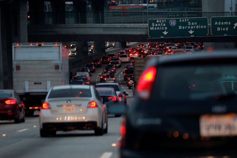 © Reuters. Morning commuters travel in rush hour traffic towards Los Angeles, California, U.S., March 20, 2019.  REUTERS/Mike Blake