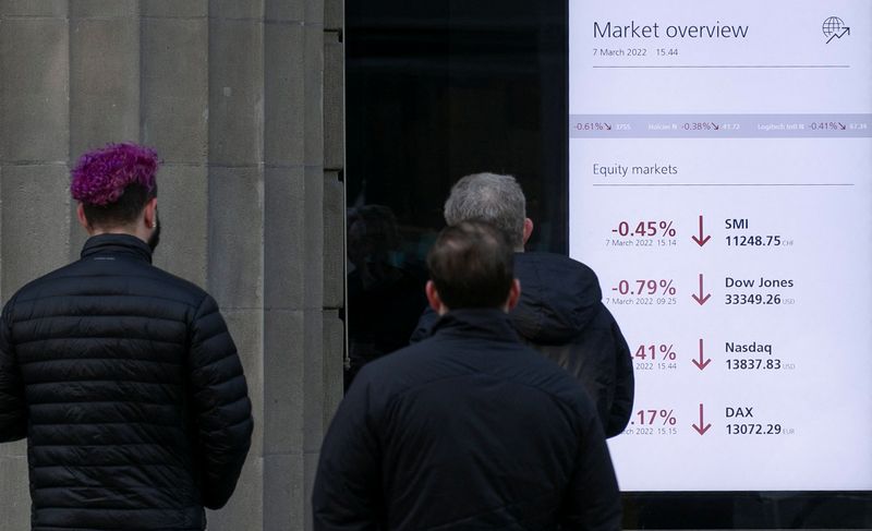 © Reuters. A display shows financial information in a window of the headquarters of Swiss bank UBS, amid Russia's invasion of Ukraine, in Zurich, Switzerland March 7, 2022. REUTERS/Arnd Wiegmann