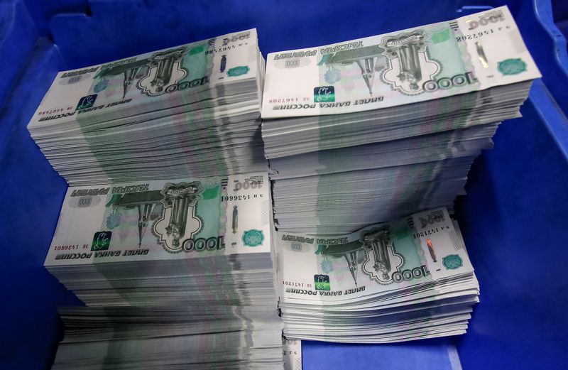 © Reuters. Stacks of 1000 Russian Roubles notes are pictured at Goznak printing factory in Moscow, Russia July 11, 2019. REUTERS/Maxim Shemetov