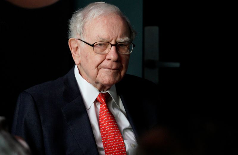 © Reuters. Warren Buffett, CEO of Berkshire Hathaway Inc, pauses while playing bridge as part of the company annual meeting weekend in Omaha, Nebraska U.S. May 6, 2018. REUTERS/Rick Wilking