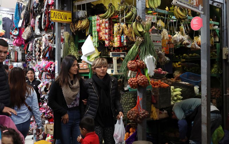 &copy; Reuters. People walk at Surco market in Lima, Peru August 31, 2018.  REUTERS/Mariana Bazo