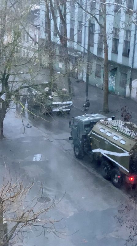 &copy; Reuters. Veículos militares com marca "Z" em rua de Kherson, me meio a invasão da Ucrânia pela Rússia
01/03/2022
