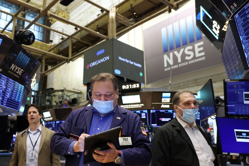 © Reuters. Traders work at the New York Stock Exchange (NYSE) in Manhattan, New York City, U.S., March 7, 2022. REUTERS/Andrew Kelly