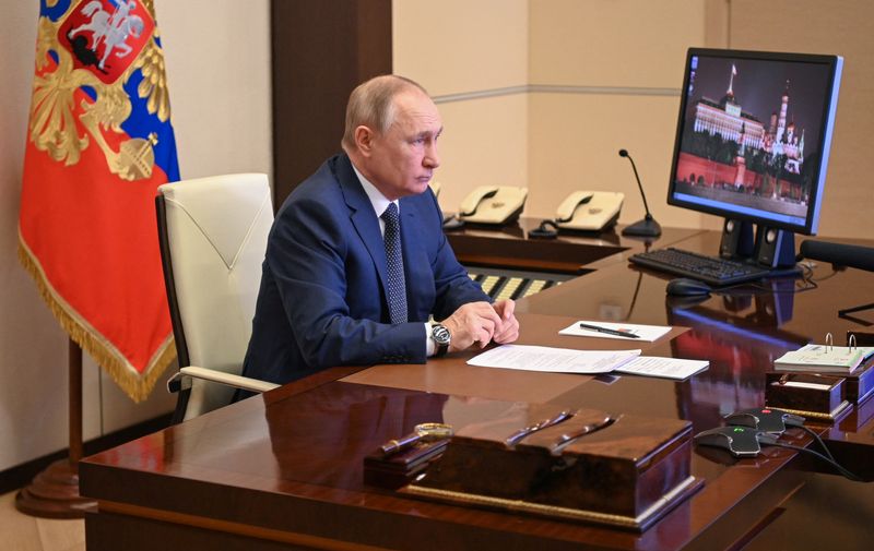 &copy; Reuters. الرئيس الروسي فلاديمير بوتين في مقر اقامته خارج موسكو يوم الجمعة. صورة من سبوتنيك.