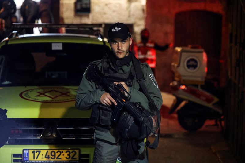 © Reuters. أحد افراد الشرطة الاسرائيلية في مكان حادث وقع داخل البلدة القديمة في القدس يوم الاثنين. تصوير: عمار عوض - رويترز.