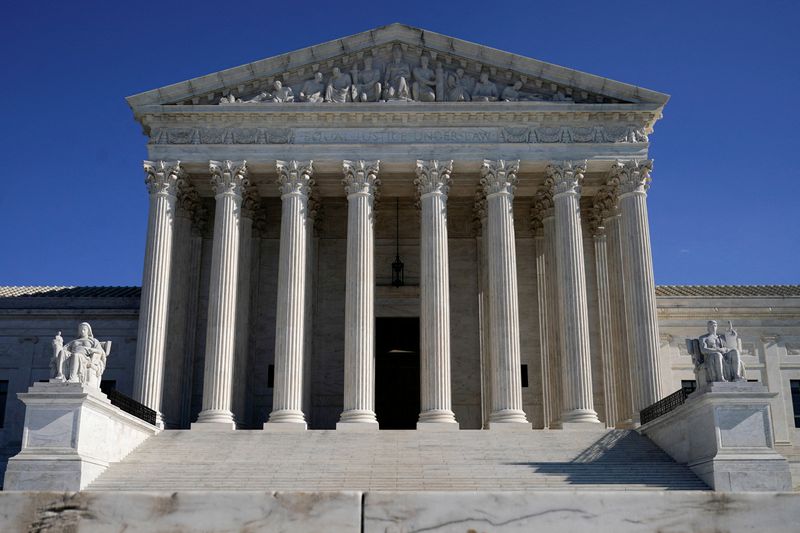 &copy; Reuters. FILE PHOTO: The Supreme Court is seen In Washington, U.S., January 26, 2022. REUTERS/Joshua Roberts/File Photo