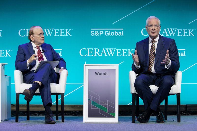 © Reuters. Darren Woods, chairman and chief executive officer of the Exxon Mobil Corporation, speaks during the CERAWeek conference in Houston, Texas, U.S., March 7, 2022.  REUTERS/Daniel Kramer